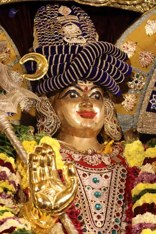http://nithyananda.org/sites/default/files/photo-gallery/batch_2018-12Dec-23-nithyananda-diary_bengaluru-aadheenam_uttamotama-seva_7T9A9077.JPG