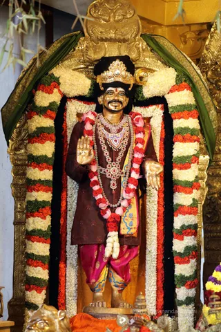 http://nithyananda.org/sites/default/files/photo-gallery/batch_2018-12Dec-25-nithyananda-diary_bengaluru-aadheenam_uttamotama-seva_7T9A9616.JPG