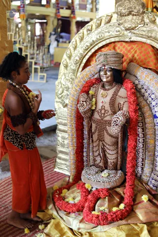 http://nithyananda.org/sites/default/files/photo-gallery/batch_2018-12Dec-26-nithyananda-diary_bengaluru-aadheenam_uttamotama-seva_7T9A0093.JPG