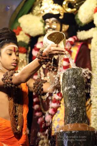 http://nithyananda.org/sites/default/files/photo-gallery/batch_2018-12Dec-26-nithyananda-diary_bengaluru-aadheenam_uttamotama-seva_7T9A9869.JPG