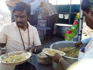 http://nithyananda.org/sites/default/files/photo-gallery/devotees%20at%20the%20relief%20van_0.jpg