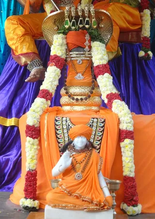 Swayambu Linga and Gurumurthy