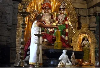 http://nithyananda.org/sites/default/files/photo-gallery/lingam%20-%20turmaric%20alankar_0.jpg