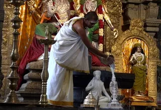 http://nithyananda.org/sites/default/files/photo-gallery/milk%20abhishka-%20for%20devi_0.jpg