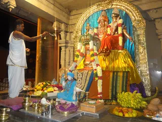 Arathi After Getting the offerings from Arunachaleswara Temple