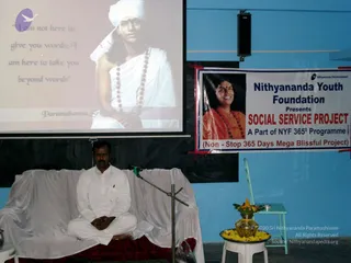 2009-Nithyananda-Youth-Foundation-Offers-Eyecheckup-to-Students