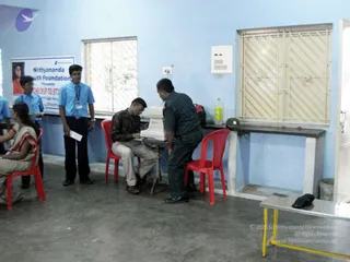 2009-Nithyananda-Youth-Foundation-Offers-Eyecheckup-to-Students