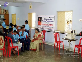 2009-Nithyananda-Youth-Foundation-Offers-Eyecheckup-to-Students