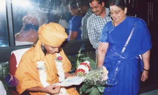 January 2004 - The SPH leaves India on Vijaya Yatra (world tour)
