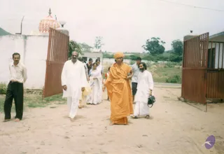 November 20 2002 - Blessing citizens in Coorg Estate