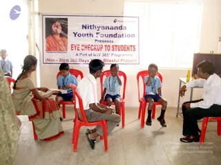 2009-Nithyananda-Youth-Foundation-Offers-Eyecheckup-to-Students