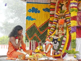 20080101 more-procession-temple 070626.jpg