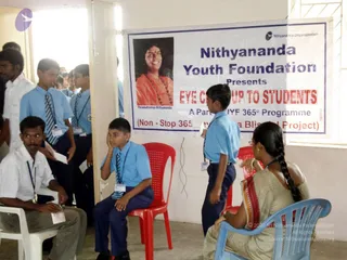 2009-Nithyananda-Youth-Foundation-Offers-Eyecheckup-to-Students