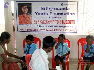 2009-Nithyananda-Youth-Foundation-Offers-Eyecheckup-to-Students