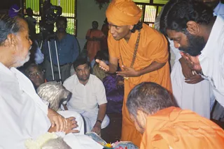 2003-SPH-ATTENDING-TIRUCHI-SWAMIGAL-JAYANTHI-BANGALORE