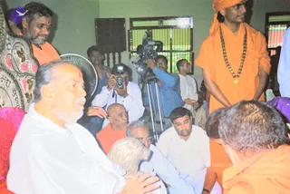 2003-SPH-ATTENDING-TIRUCHI-SWAMIGAL-JAYANTHI-BANGALORE