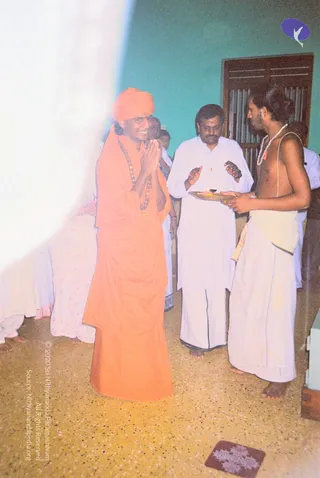 2003-SPH-ATTENDING-TIRUCHI-SWAMIGAL-JAYANTHI-BANGALORE