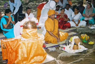 2003-SWAMIJI-PERFORMING-POOJA-UNDER-BANYAN-TREE