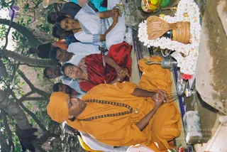 2003-SWAMIJI-PERFORMING-POOJA-UNDER-BANYAN-TREE