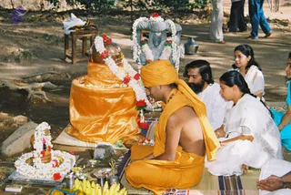 2003-SWAMIJI-PERFORMING-POOJA-UNDER-BANYAN-TREE