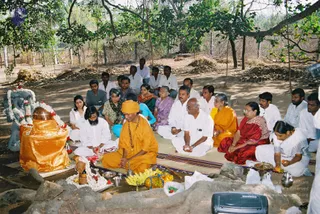 2003-SWAMIJI-PERFORMING-POOJA-UNDER-BANYAN-TREE