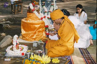 2003-SWAMIJI-PERFORMING-POOJA-UNDER-BANYAN-TREE