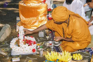 2003-SWAMIJI-PERFORMING-POOJA-UNDER-BANYAN-TREE