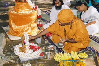 2003-SWAMIJI-PERFORMING-POOJA-UNDER-BANYAN-TREE