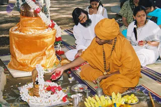2003-SWAMIJI-PERFORMING-POOJA-UNDER-BANYAN-TREE