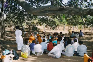 2003-SWAMIJI-PERFORMING-POOJA-UNDER-BANYAN-TREE