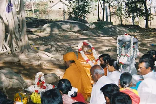 2003-SWAMIJI-PERFORMING-POOJA-UNDER-BANYAN-TREE
