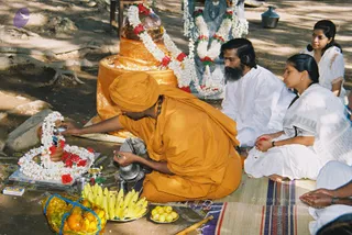 2003-SWAMIJI-PERFORMING-POOJA-UNDER-BANYAN-TREE