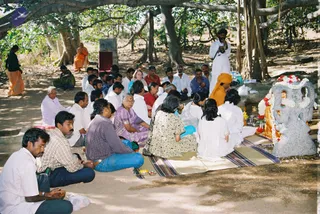 2003-SWAMIJI-PERFORMING-POOJA-UNDER-BANYAN-TREE
