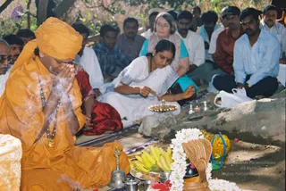2003-SWAMIJI-PERFORMING-POOJA-UNDER-BANYAN-TREE