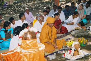 2003-SWAMIJI-PERFORMING-POOJA-UNDER-BANYAN-TREE