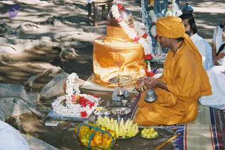 2003-SWAMIJI-PERFORMING-POOJA-UNDER-BANYAN-TREE