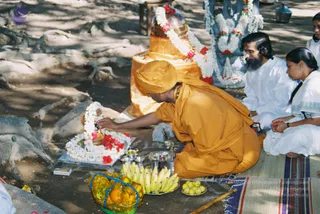 2003-SWAMIJI-PERFORMING-POOJA-UNDER-BANYAN-TREE