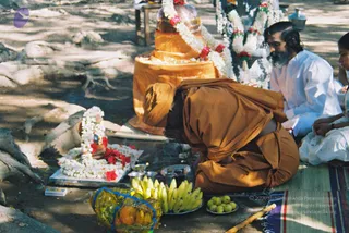 2003-SWAMIJI-PERFORMING-POOJA-UNDER-BANYAN-TREE