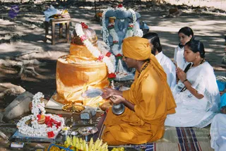 2003-SWAMIJI-PERFORMING-POOJA-UNDER-BANYAN-TREE