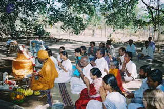 2003-SWAMIJI-PERFORMING-POOJA-UNDER-BANYAN-TREE