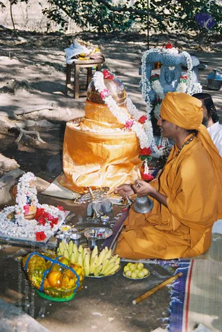 2003-SWAMIJI-PERFORMING-POOJA-UNDER-BANYAN-TREE