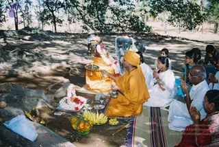 2003-SWAMIJI-PERFORMING-POOJA-UNDER-BANYAN-TREE