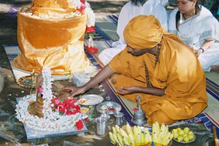2003-SWAMIJI-PERFORMING-POOJA-UNDER-BANYAN-TREE