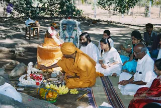 2003-SWAMIJI-PERFORMING-POOJA-UNDER-BANYAN-TREE