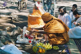 2003-SWAMIJI-PERFORMING-POOJA-UNDER-BANYAN-TREE