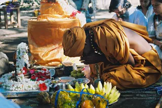 2003-SWAMIJI-PERFORMING-POOJA-UNDER-BANYAN-TREE