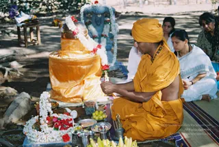 2003-SWAMIJI-PERFORMING-POOJA-UNDER-BANYAN-TREE