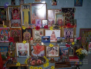 2004-DEVOTEE-HOUSE-VISIT