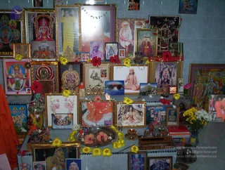 2004-DEVOTEE-HOUSE-VISIT