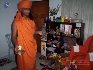 2004-DEVOTEE-HOUSE-VISIT